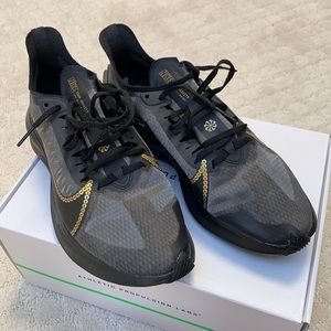 Nike zoom gravity black gold running shoes NEW, 8.5
